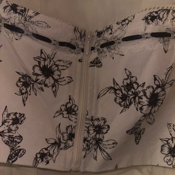 NWT PacSun Beverly and Beck White and Black Floral sleeveless corset crop top M - Picture 10 of 10